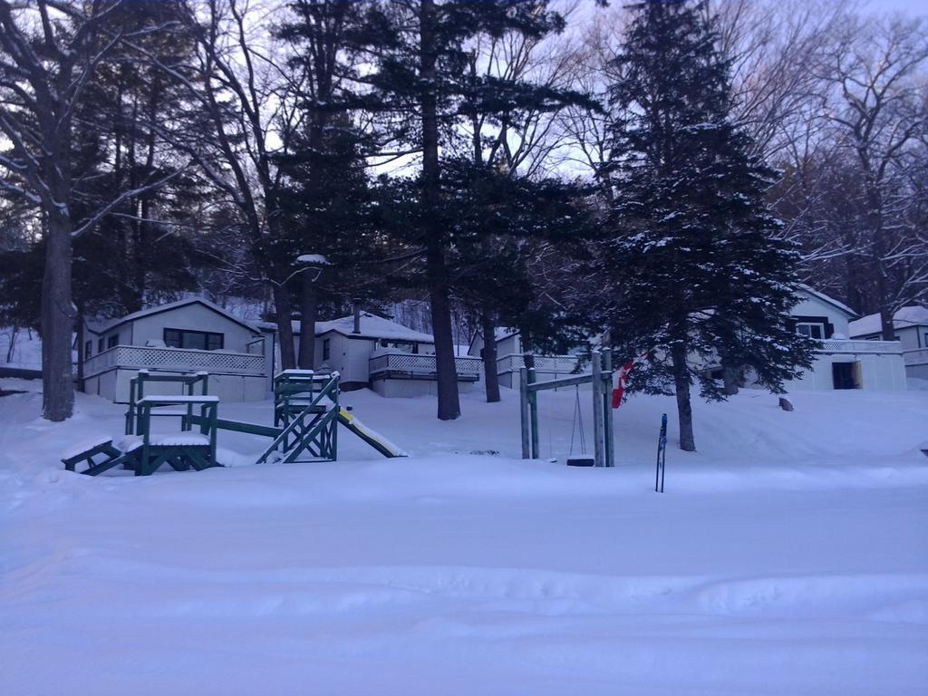 Little Hawk Resort & Marina Algonquin Highlands Luaran gambar