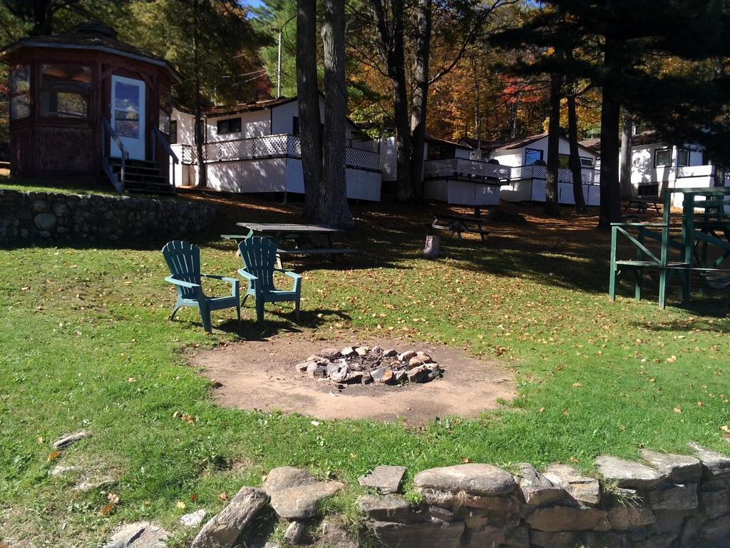 Little Hawk Resort & Marina Algonquin Highlands Luaran gambar